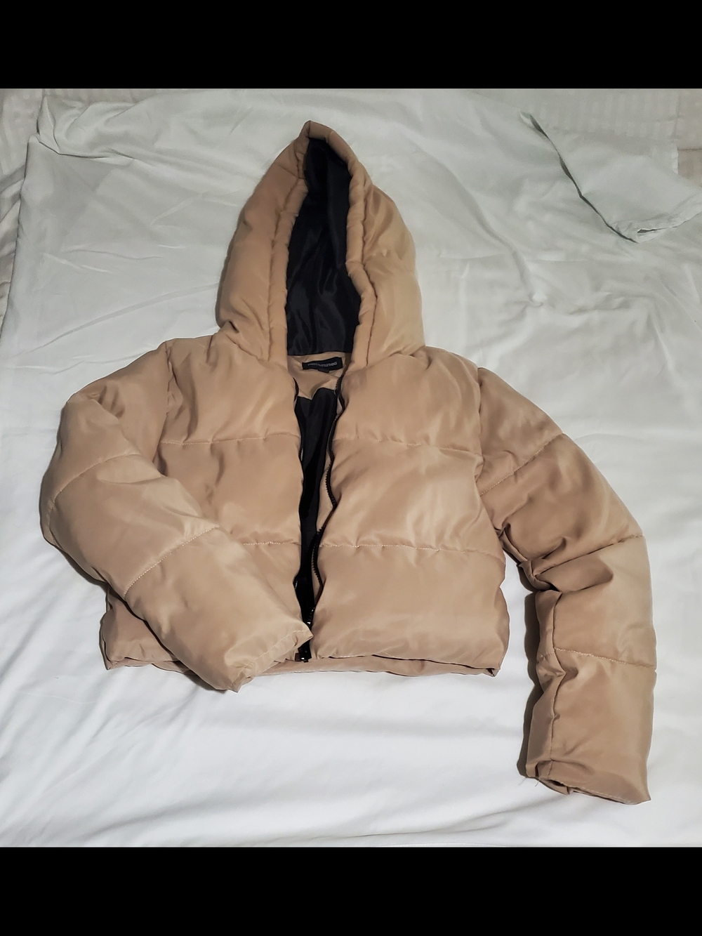 PrettyLittleThing Cropped Hooded Puffer Jacket in Beige